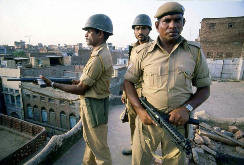 Indian troops take up positions on rooftops around the Golden Temple, in Amritsar, June 6, 1984, after soldiers started to move into the complex. (AP Photo/Sondeep Shanker)