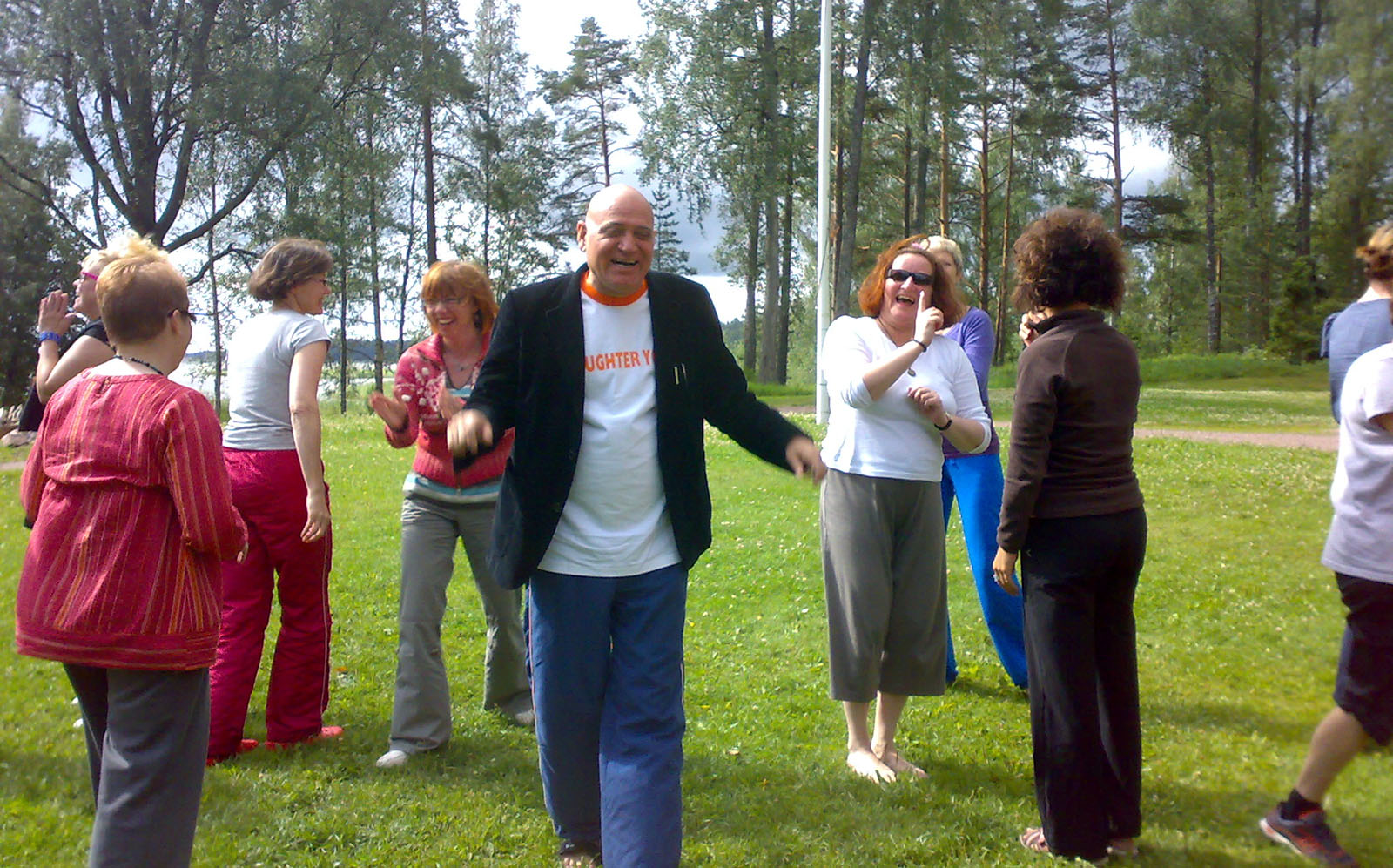 Madan Kataria, center, leads a laughter yoga training program in Finland in 2009. (Photo by Nauravainenanu/Wikimedia/Creative Commons)