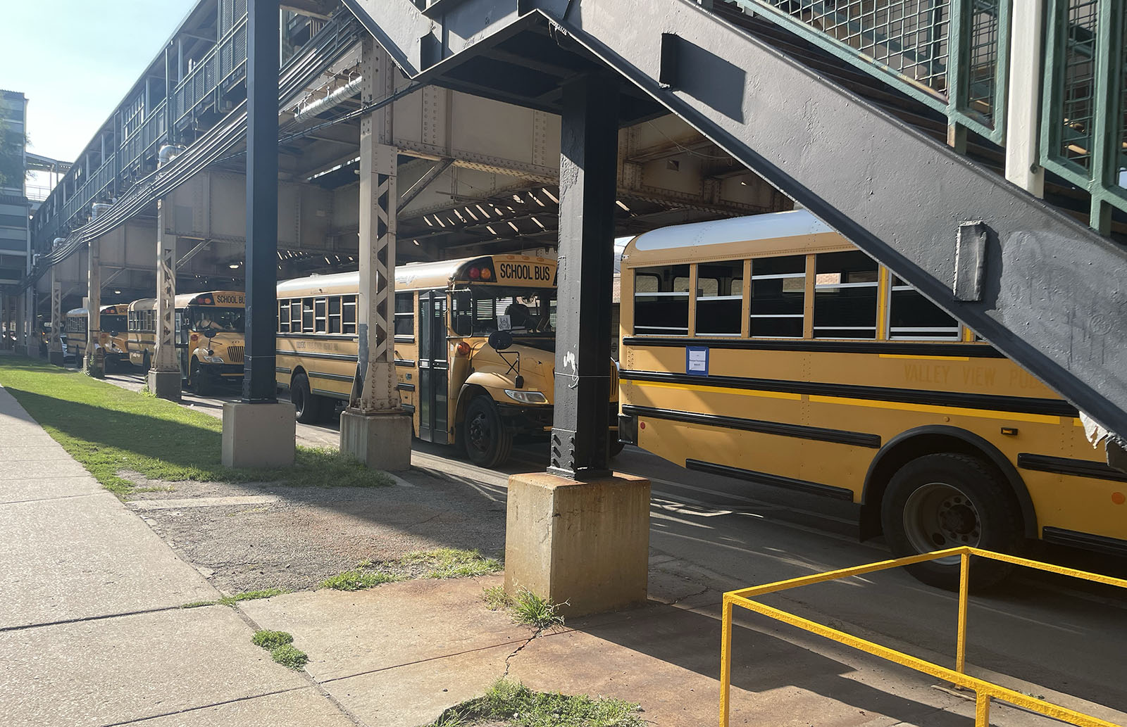 Buses from Chicago mosques idle near Union Park, Wednesday, Aug. 21, 2024, in Chicago. (RNS photo/Reina Coulibaly)